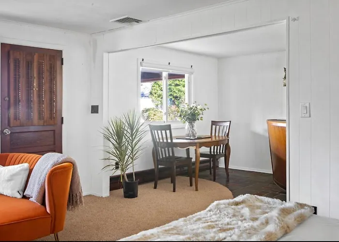 Cheerful Studio Getaway/Garden/By Lake State Park.