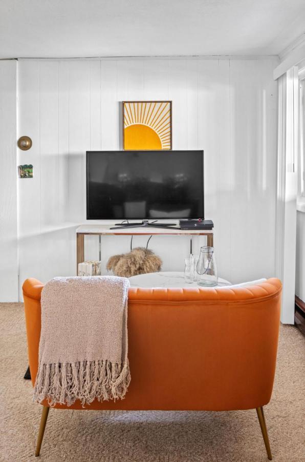 Cheerful Getaway/garden/by State Park. Apartment West Hempstead