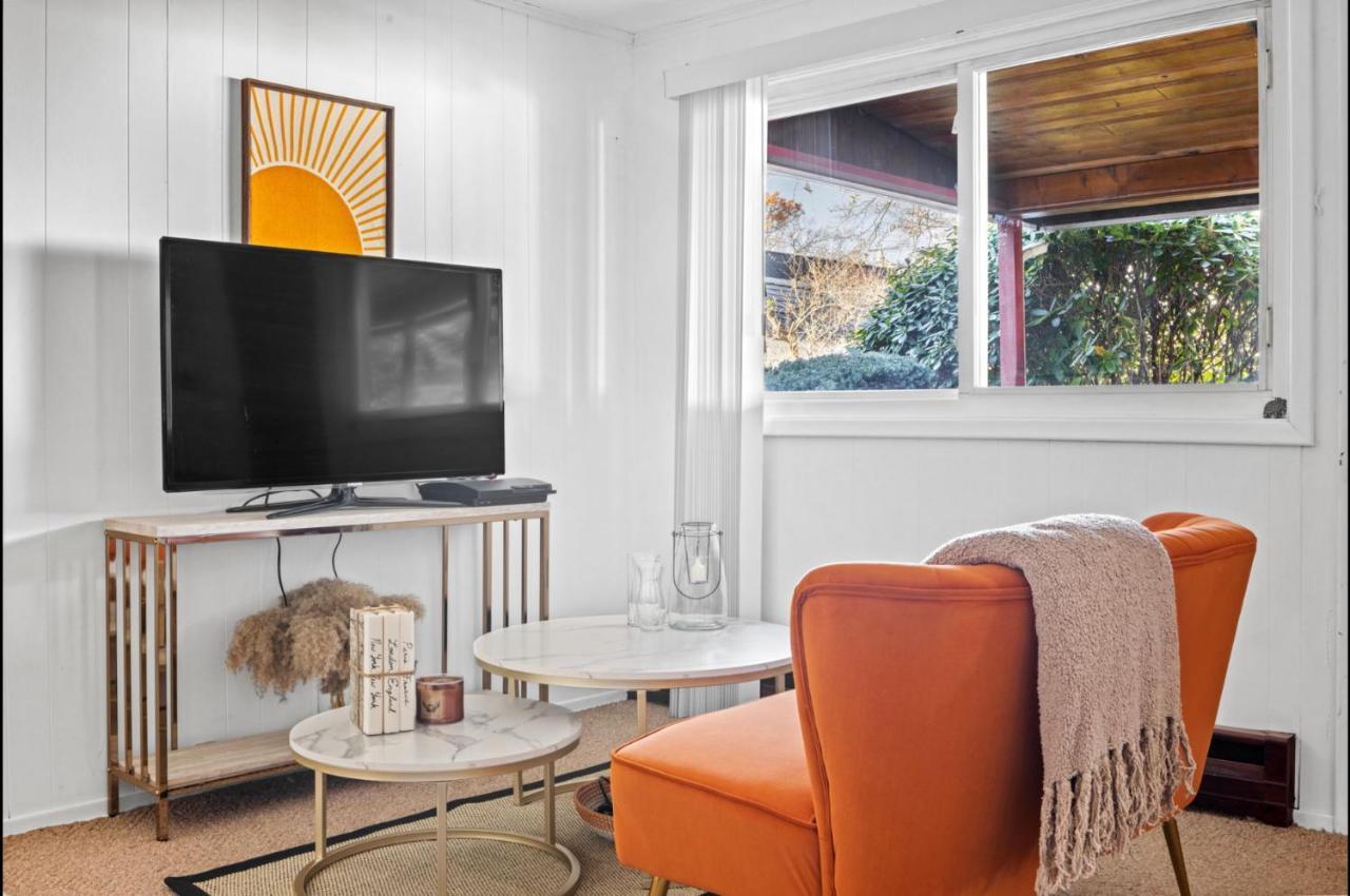 Cheerful Getaway/garden/by State Park. Apartment West Hempstead