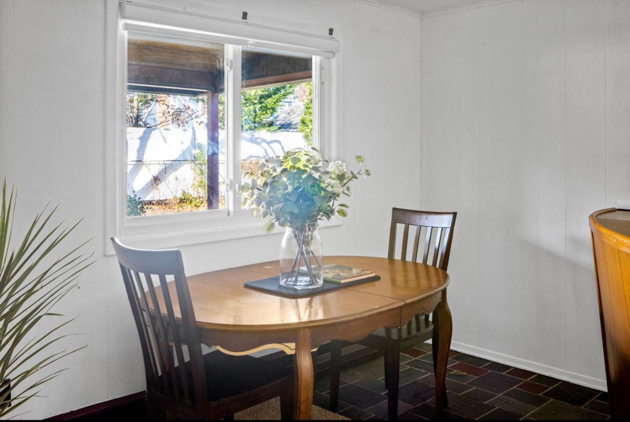 Cheerful Getaway/garden/by State Park. West Hempstead